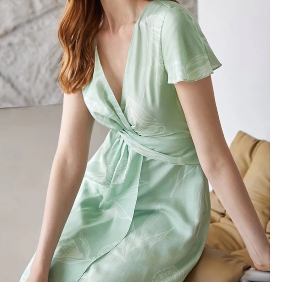 LINEN FITTED TULIP DRESS size large - Picture 3 of 8